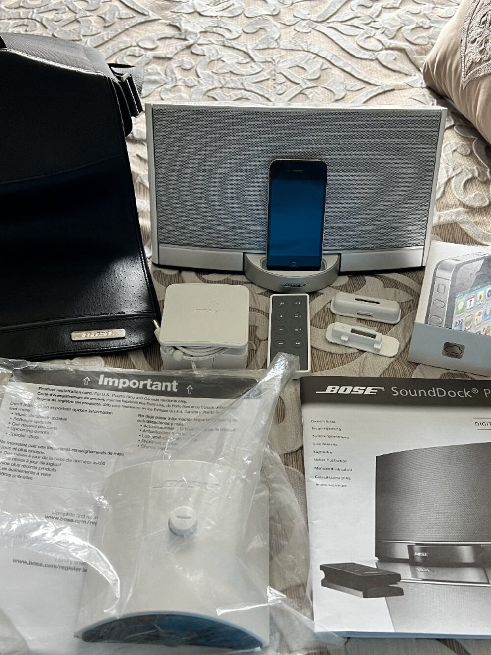 BOSE SOUNDDOCK II with Iphone 4, extra battery, carry case, users guide, Phone